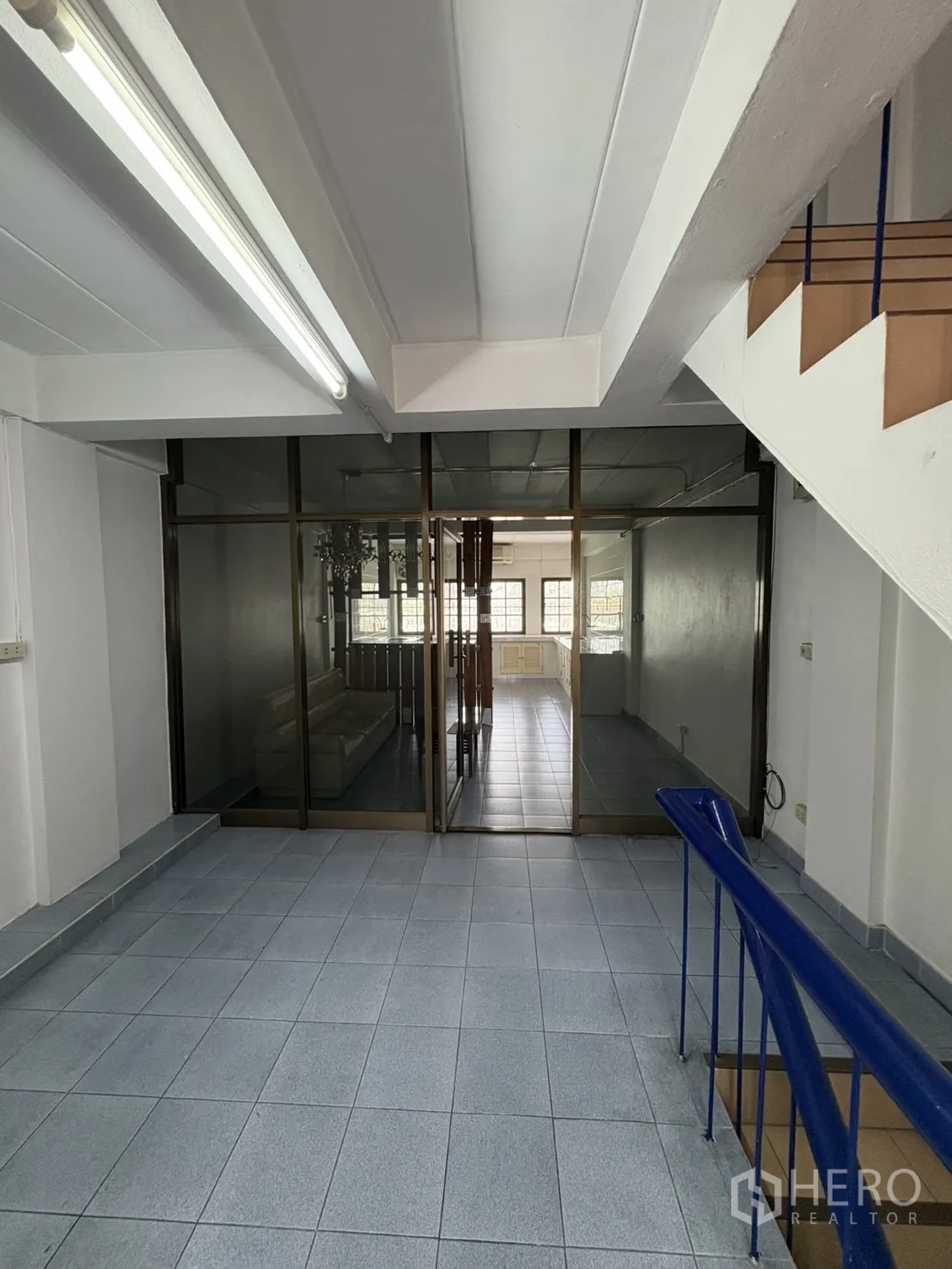 店屋 出租在Phra Khanong, Bangkok - 平台区以玻璃推拉门分隔出独立房间。