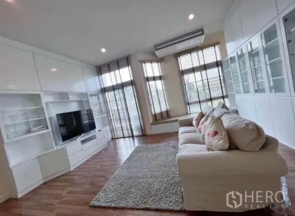 ทาวน์เฮาส์ ให้เช่าในPhra Khanong, Bangkok - ห้องนั่งเล่นโปร่งโล่ง หน้าต่างบานใหญ่ ม่านบังแสง ชั้นวางทีวี บิวท์อิน และพื้นไม้