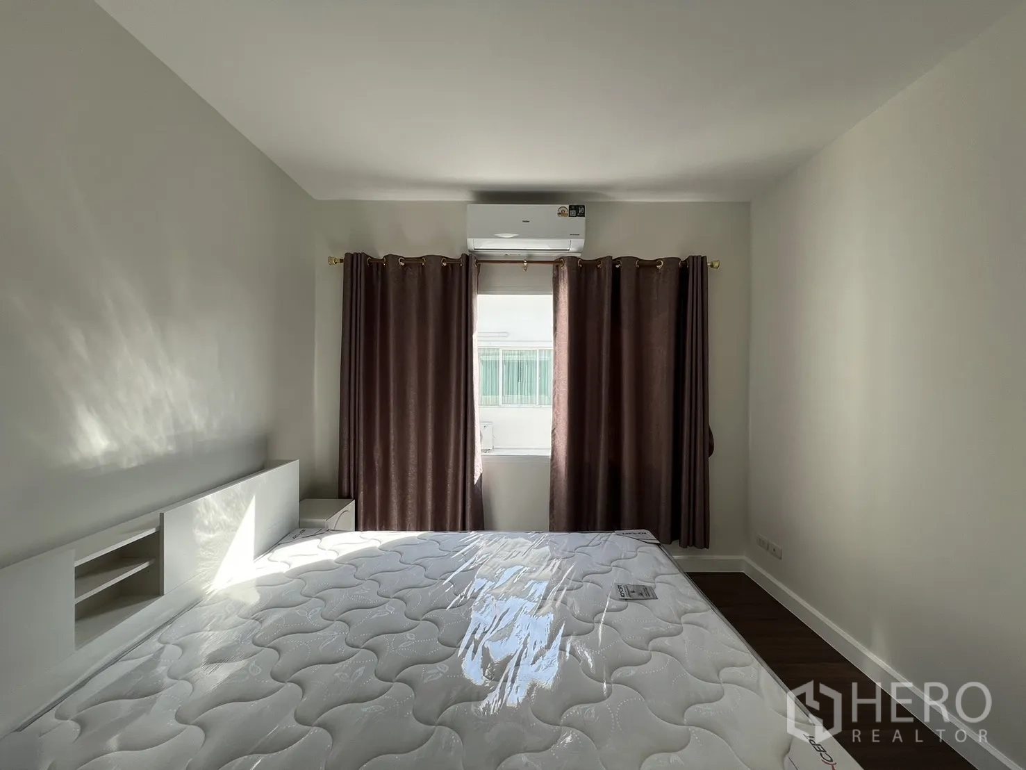 Townhouse for rent in Bang Kapi, Bangkok - Bedroom with double bed, AC and dark curtains.