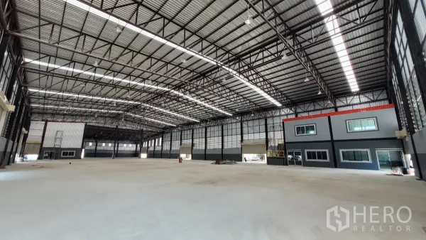 โรงงาน ให้เช่าหรือขายในPhanat Nikhom, Chon Buri - ภายในโกดังช่วงกว้าง หลังคาโครงเหล็ก พร้อมออฟฟิศ 2 ชั้นติดตัวอาคาร