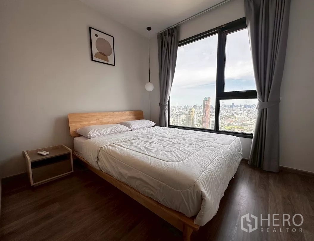 คอนโด ให้เช่าในChatuchak, Bangkok - ห้องนอนที่สอง เตียงคู่ หน้าต่างบานใหญ่ มุมมองกรุงเทพฯ พาโนรามา