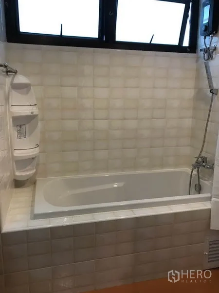 คอนโด ขายในWatthana, Bangkok - อ่างอาบน้ำปูกระเบื้องพร้อมฝักบัว ใต้หน้าต่างบานเล็ก