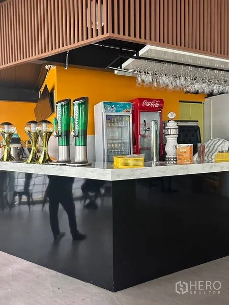 零售空间 出租在Khlong Toei, Bangkok - 大理石吧台，啤酒龙头、挂杯架与饮料冰柜。