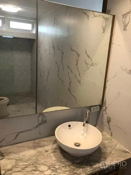 บ้าน ให้เช่าในWatthana, Bangkok - ห้องน้ำโมเดิร์น ผนังลายหินอ่อน อ่างล้างหน้าทรงกลม