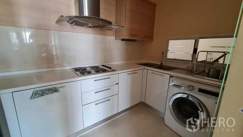 คอนโด ให้เช่าในWatthana, Bangkok - ครัวแยกทรงตัวแอล ตู้สีขาว เตาไฟฟ้า เครื่องดูดควัน อ่างล้าง และเครื่องซักผ้า