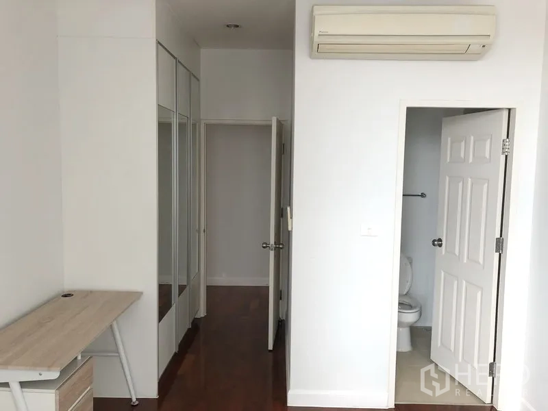 คอนโด ให้เช่าในKhlong Toei, Bangkok - ห้องนอนพร้อมโต๊ะทำงาน ตู้เสื้อผ้าบานกระจก และประตูเข้า-ออกห้องน้ำในตัว