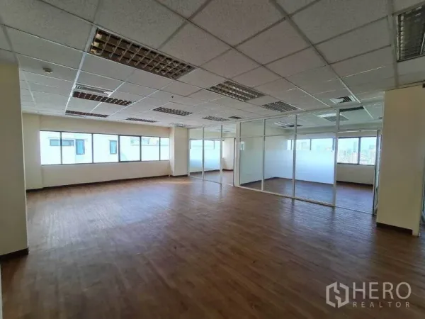 สำนักงาน ให้เช่าในWatthana, Bangkok - พื้นที่ทำงานสว่าง พร้อมหน้าต่างบานกว้าง และห้องประชุมกระจกฝ้าด้านข้าง