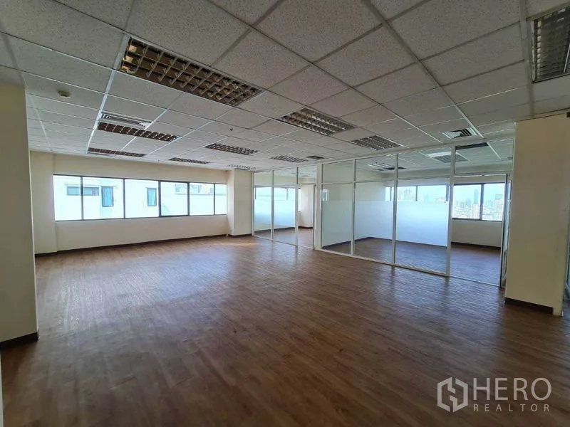 สำนักงาน ให้เช่าในWatthana, Bangkok - พื้นที่ทำงานสว่าง พร้อมหน้าต่างบานกว้าง และห้องประชุมกระจกฝ้าด้านข้าง