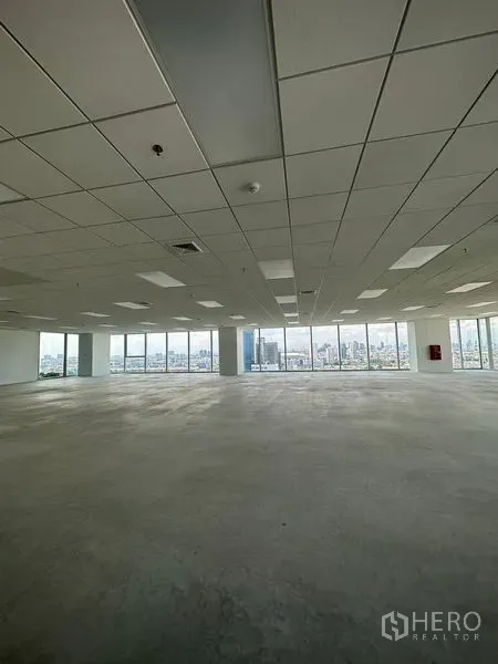 办公空间 出租在Bang Na, Bangkok - 大面积毛坯办公室，悬挂式天花与混凝土地面，超大窗景面向城市。