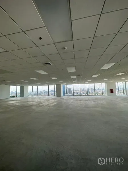 办公空间 出租在Bang Na, Bangkok - 大面积毛坯办公室，悬挂式天花与混凝土地面，超大窗景面向城市。