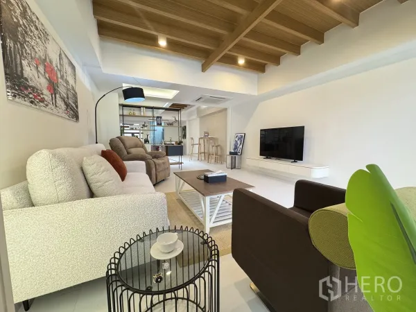 联排别墅 出售 - 宽敞客厅，电视墙、沙发与木梁天花。