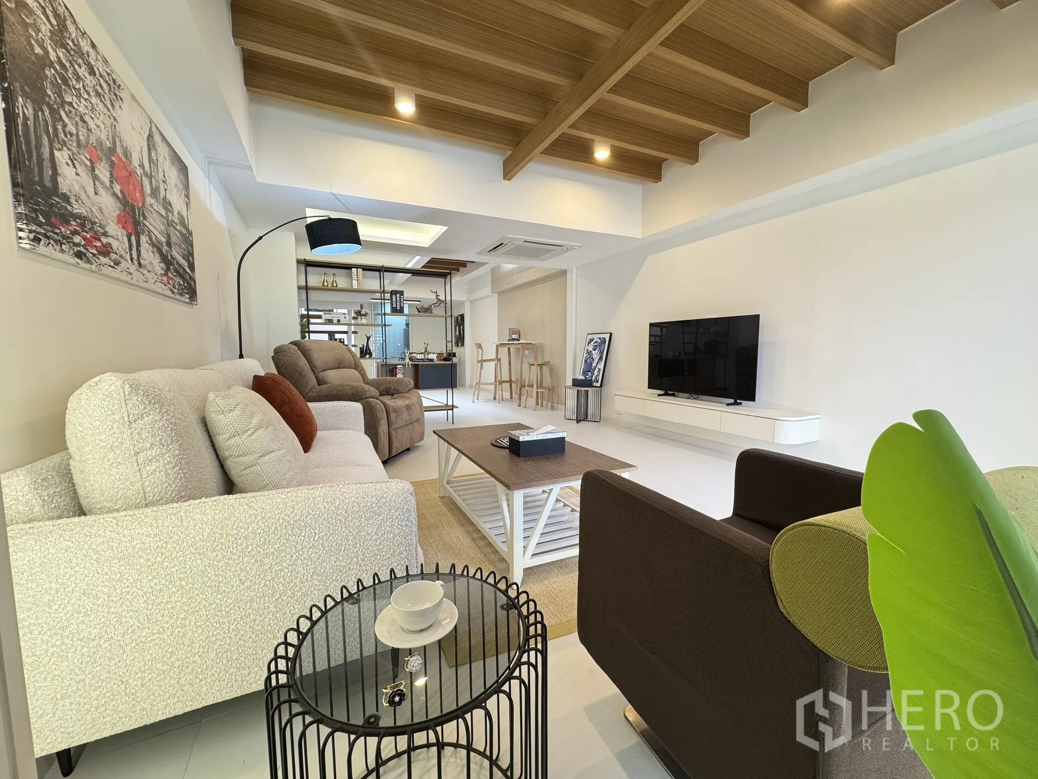 联排别墅 出售 - 宽敞客厅，电视墙、沙发与木梁天花。