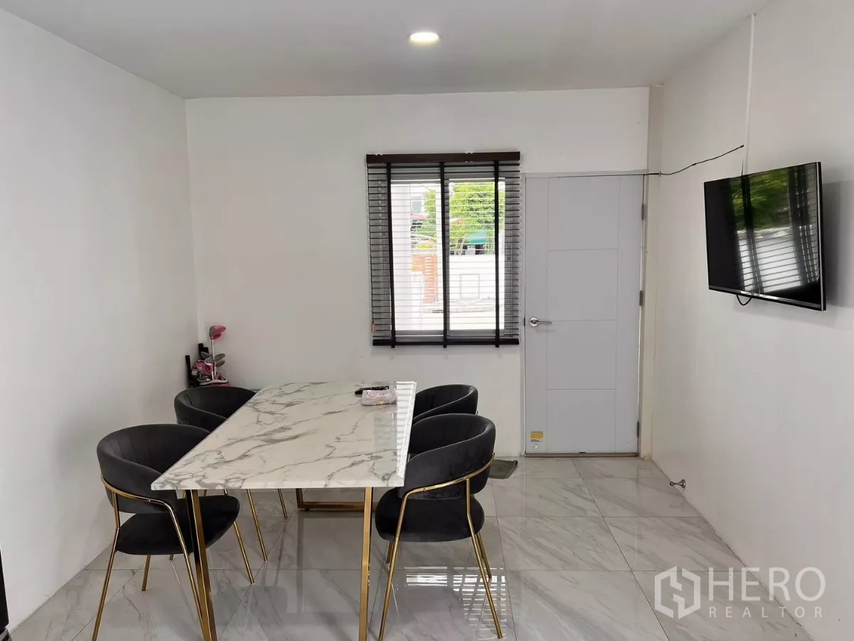 บ้าน ให้เช่าในLat Krabang, Bangkok - ห้องทานอาหารขนาดกะทัดรัด ม่านบังตาหน้าต่าง โทนสีเรียบ