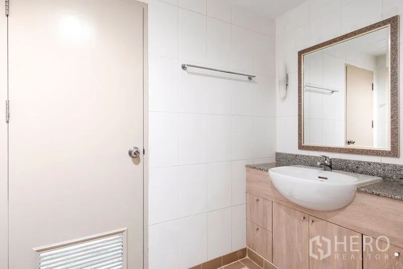 คอนโด ให้เช่าในWatthana, Bangkok - ห้องน้ำปูกระเบื้องสะอาดพร้อมกระจกบานใหญ่และอ่างล้างหน้าแบบโมเดิร์น