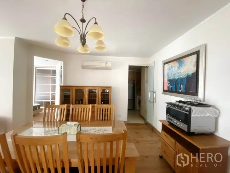 คอนโด ให้เช่าในWatthana, Bangkok - มุมรับประทานอาหาร โต๊ะไม้ 6 ที่นั่ง โคมไฟแขวน ตู้บิลท์อิน และประตูทางเข้าครัว