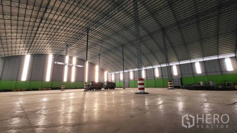 工厂 出租在Sai Noi, Nonthaburi - 大跨距厂房内部，高顶钢柱与平整混凝土地面，采光良好。