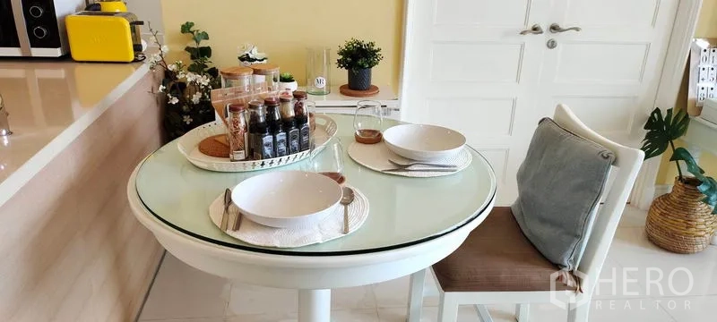 คอนโด ให้เช่าหรือขายในKhlong Toei, Bangkok - โต๊ะอาหารกระจกกลม จัดที่นั่งสำหรับสองคนถัดจากครัว