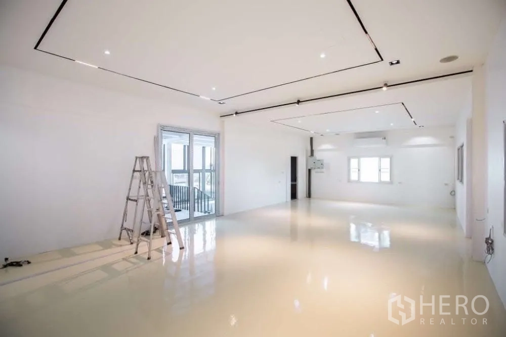 คลังสินค้า ให้เช่าในLat Krabang, Bangkok - พื้นที่ออฟฟิศอเนกประสงค์ขนาดใหญ่ พื้นเงางาม ไฟสปอตไลต์ และประตูกระจกบานเลื่อน