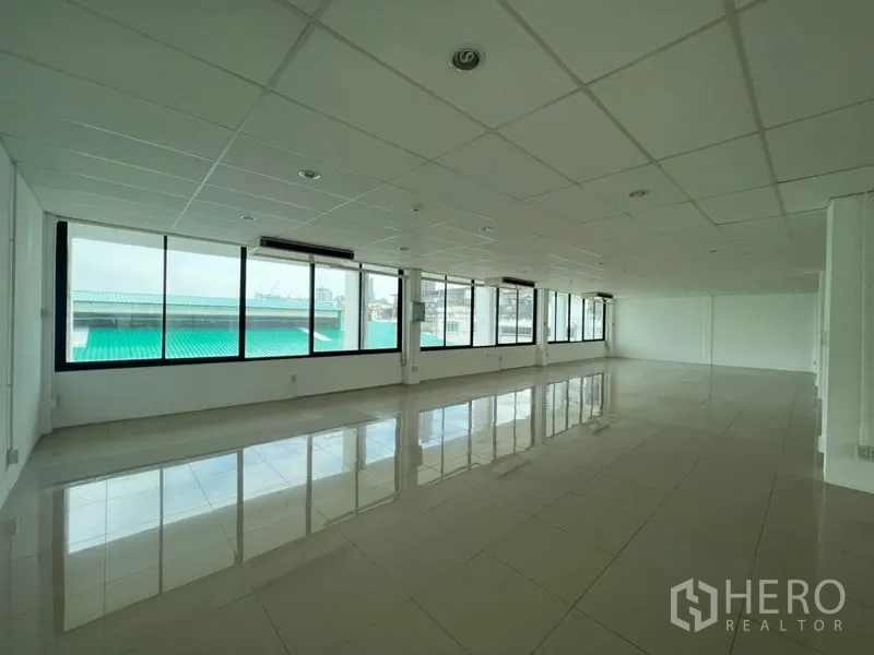 สำนักงาน ให้เช่า - มุมทำงานสว่างไสว ด้วยกระจกพาโนรามาและพื้นกระเบื้องเงางาม ในเขตวัฒนา
