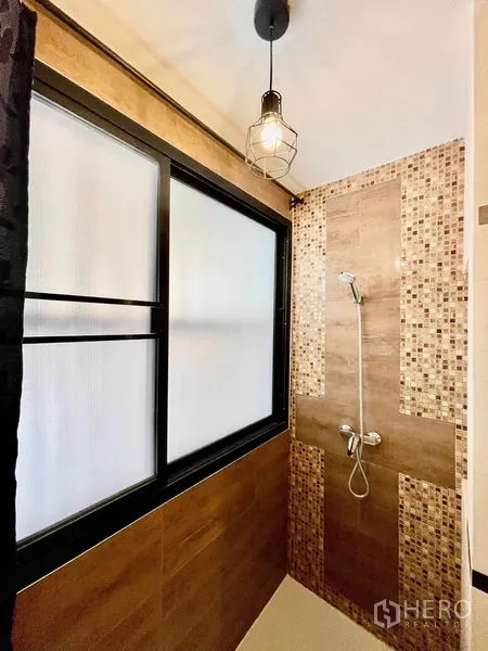 Townhouse for rent in Khlong Toei, Bangkok - Shower room with warm brown tiles, mosaic accent wall, and frosted window.