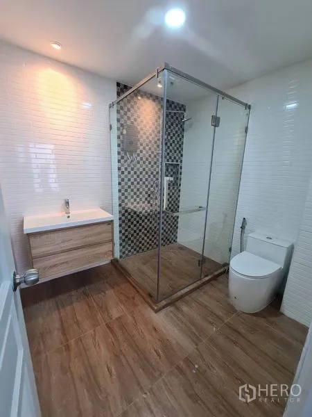 联排别墅 出租在Prawet, Bangkok - 现代浴室，玻璃淋浴间、台盆与坐便