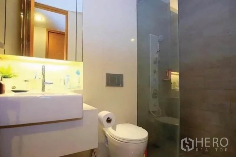 คอนโด ขายในKhlong Toei, Bangkok - ห้องน้ำทันสมัย พร้อมตู้กระจก อ่างล้างหน้า โถสุขภัณฑ์ และห้องอาบน้ำกระจก
