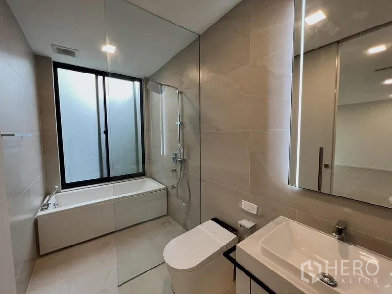 บ้าน ให้เช่าหรือขายในSaphan Sung, Bangkok - ห้องน้ำรองพร้อมอ่างอาบน้ำ ฝักบัวเรนชาวเวอร์ และสุขภัณฑ์โมเดิร์น