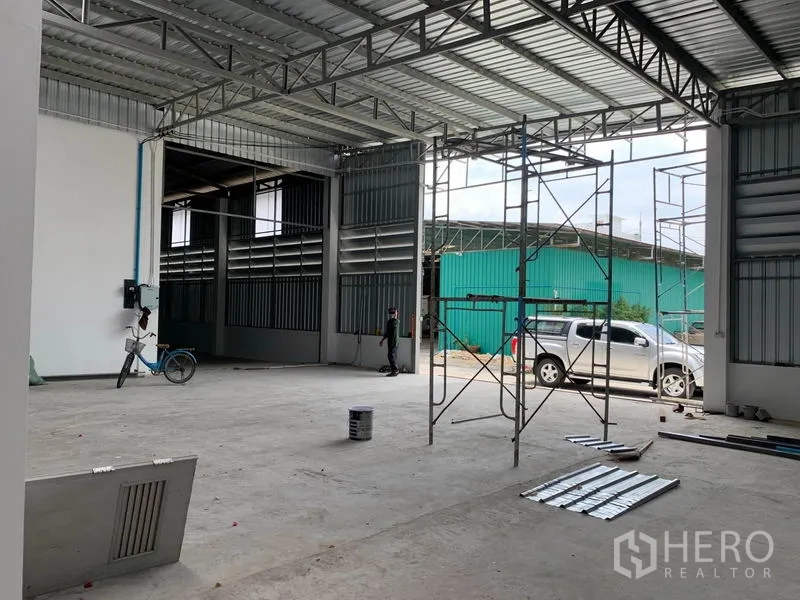 คลังสินค้า ให้เช่าในMueang Pathum Thani, Pathum Thani - โซนโหลดสินค้าใต้หลังคา ประตูสูงบานเลื่อน รถบรรทุกเข้าออกสะดวก