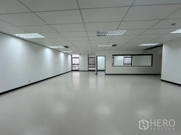 สำนักงาน ให้เช่า - สำนักงานโอเพ่นสเปซ พร้อมหน้าต่างสองด้านและประตูเข้าสู่ห้องส่วนตัว