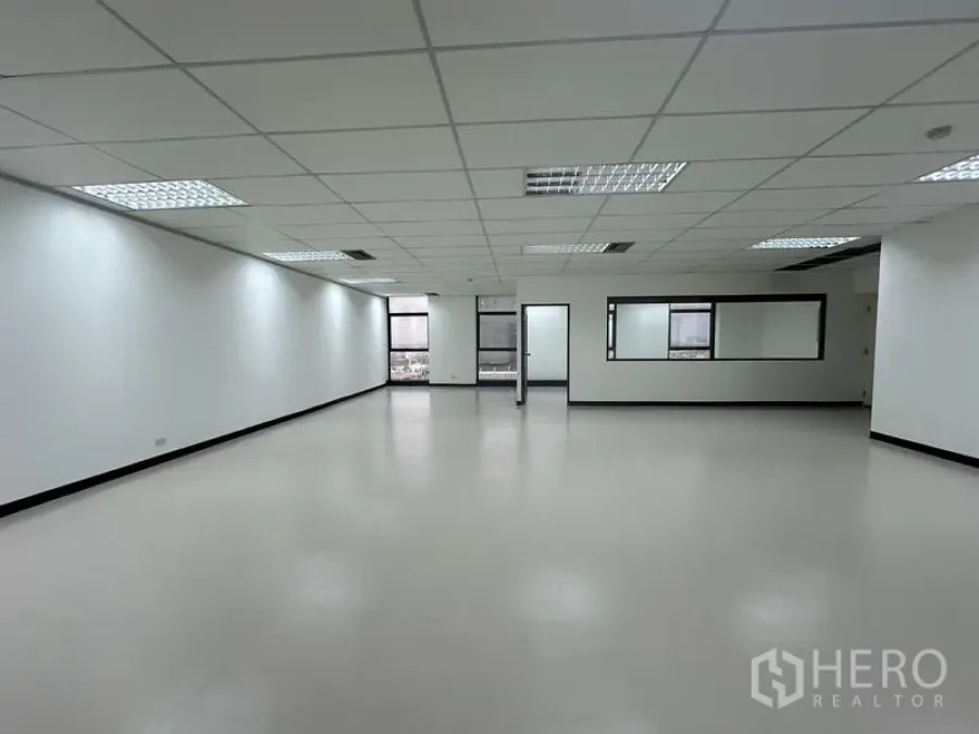 办公空间 出租 - 开放办公区，双面采光并设有通往独立房间的门。