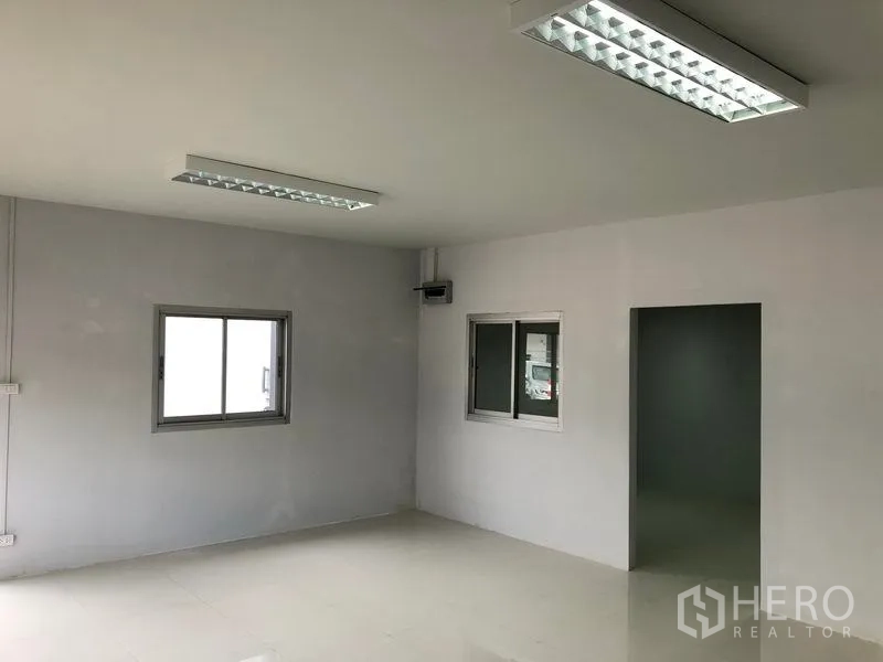 คลังสินค้า ให้เช่าในKhlong Luang, Pathum Thani - โซนออฟฟิศสว่าง มีหน้าต่าง ประตู และพื้นกระเบื้อง เชื่อมต่อโกดัง.