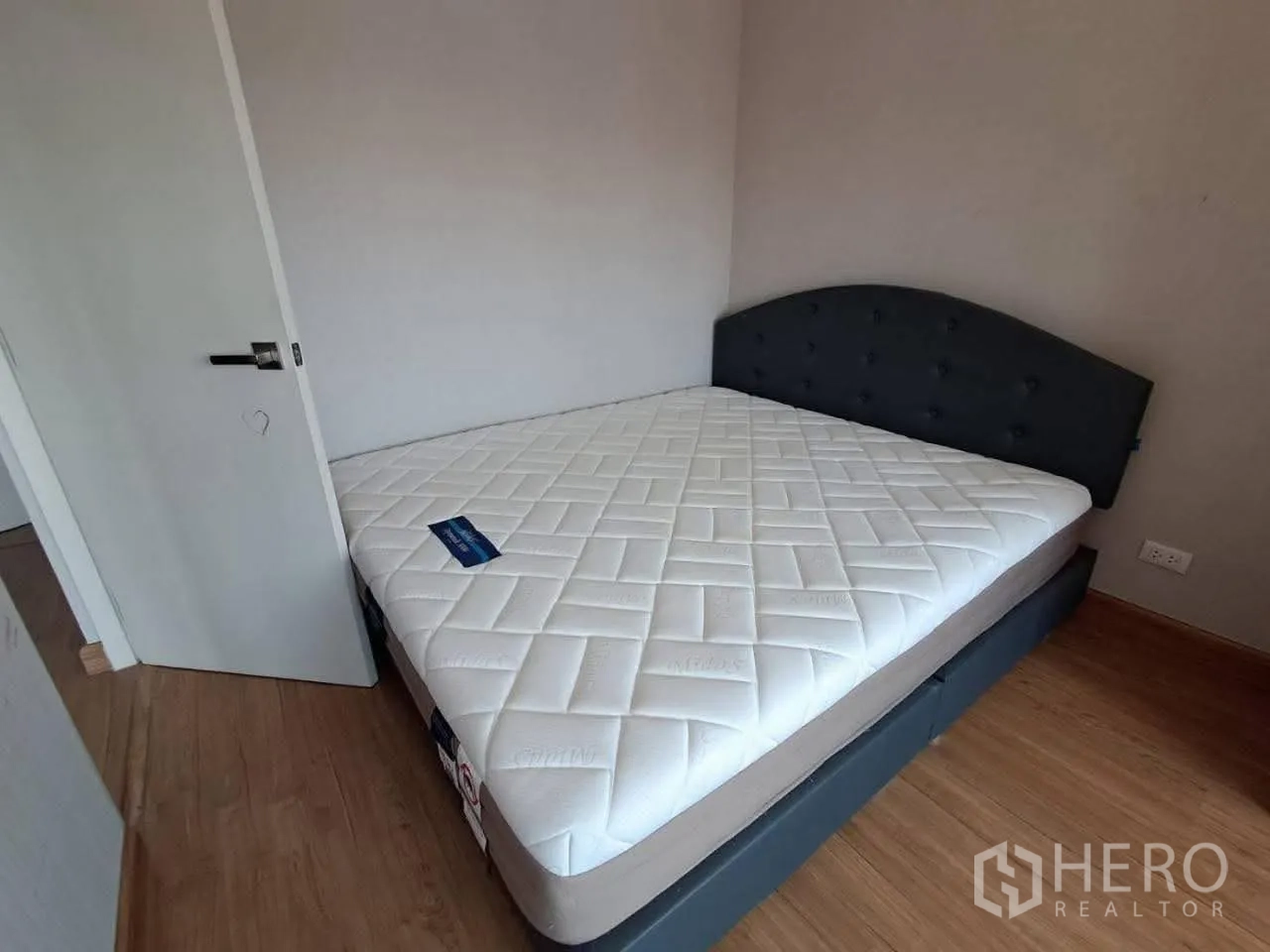 联排别墅 for rent in Bang Kapi, Bangkok - 卧室内铺木地板并放置双人床。