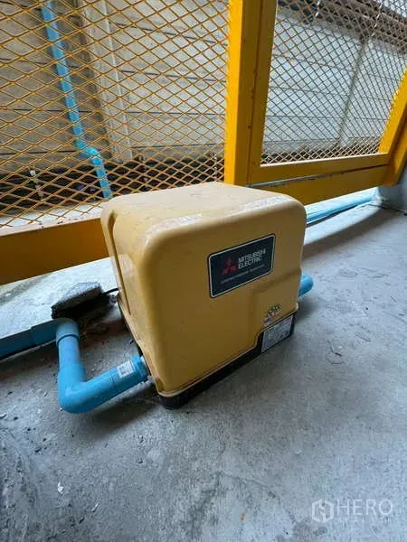 货栈 出租在Bang Phli, Samut Prakan - 服务区内连接蓝色管道的水泵特写