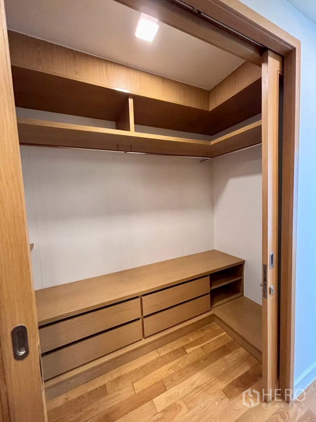 Condominium for rent in Khlong Toei, Bangkok - Walk-in closet with custom wooden drawers and shelving