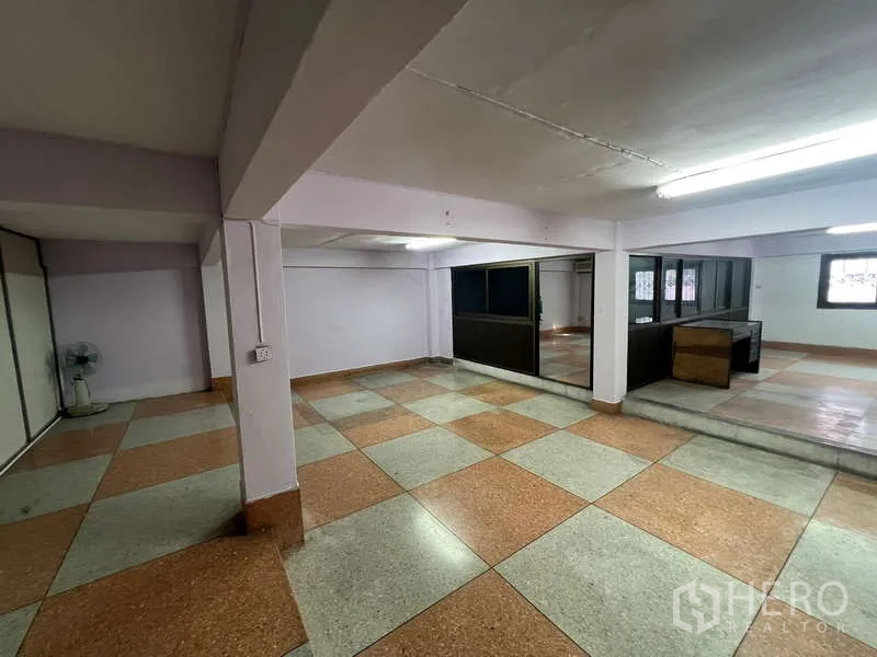 อาคารพาณิชย์ ให้เช่าในSuan Luang, Bangkok - ชั้นบนกว้าง พื้นกระเบื้องลายตาราง กั้นห้องสำนักงานและไฟนีออน