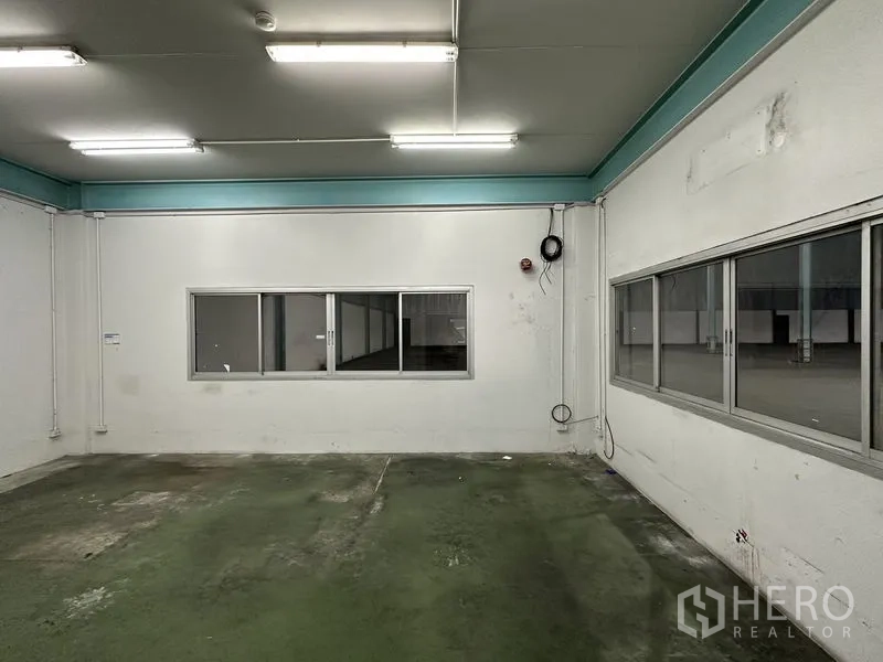 คลังสินค้า ให้เช่าในMueang Samut Prakan, Samut Prakan - ห้องสำนักงานชั้นล่าง มีกระจกมองเข้าโกดัง พร้อมไฟฟลูออเรสเซนต์