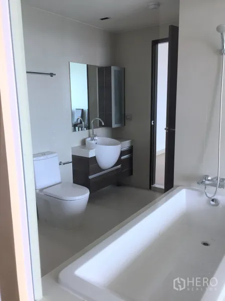 คอนโด ขายในWatthana, Bangkok - ห้องน้ำสไตล์โมเดิร์นพร้อมอ่างอาบน้ำ อ่างล้างหน้า โถสุขภัณฑ์ และฝักบัว