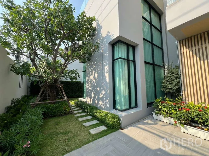Detached House for sale in Suan Luang, Bangkok - Lush garden and facade featuring tall corner windows and vertical slats