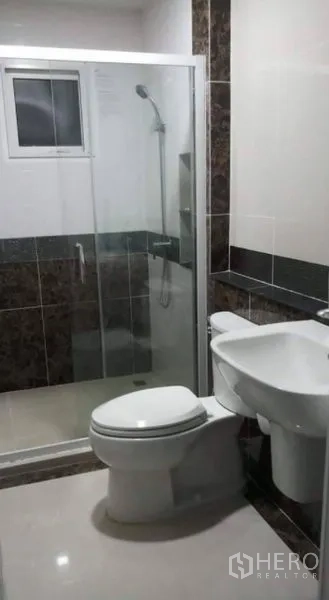 บ้าน ให้เช่าหรือขายในPrawet, Bangkok - ห้องน้ำอีกห้องพร้อมโถสุขภัณฑ์และฉากกั้นอาบน้ำกระจก