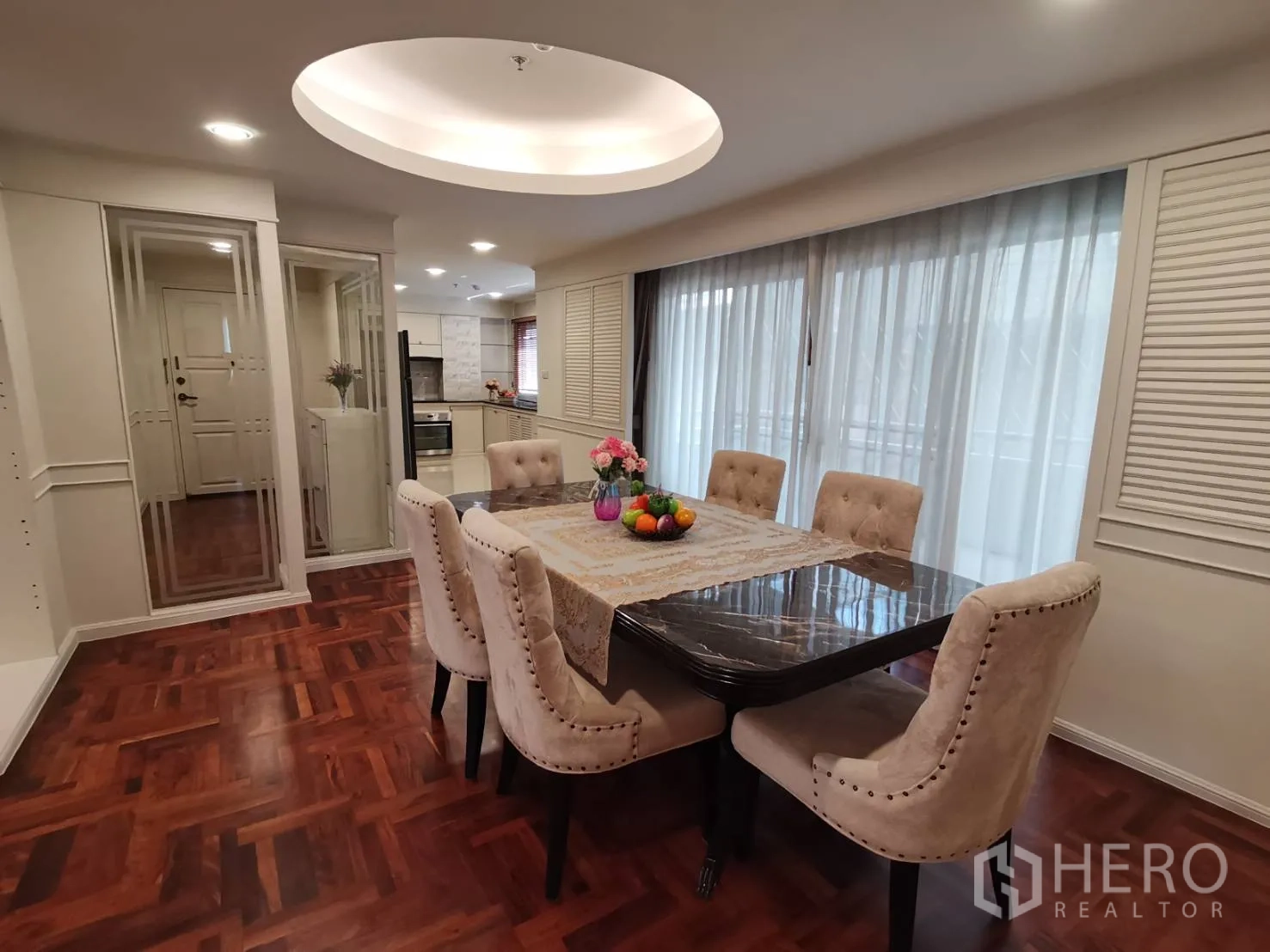 อพาร์ทเมนท์ ให้เช่าในWatthana, Bangkok - ห้องรับประทานอาหารหรู โต๊ะหินอ่อน เก้าอี้บุผ้า 6 ตัว พื้นปาร์เกต์และไฟเพดานทรงกลม