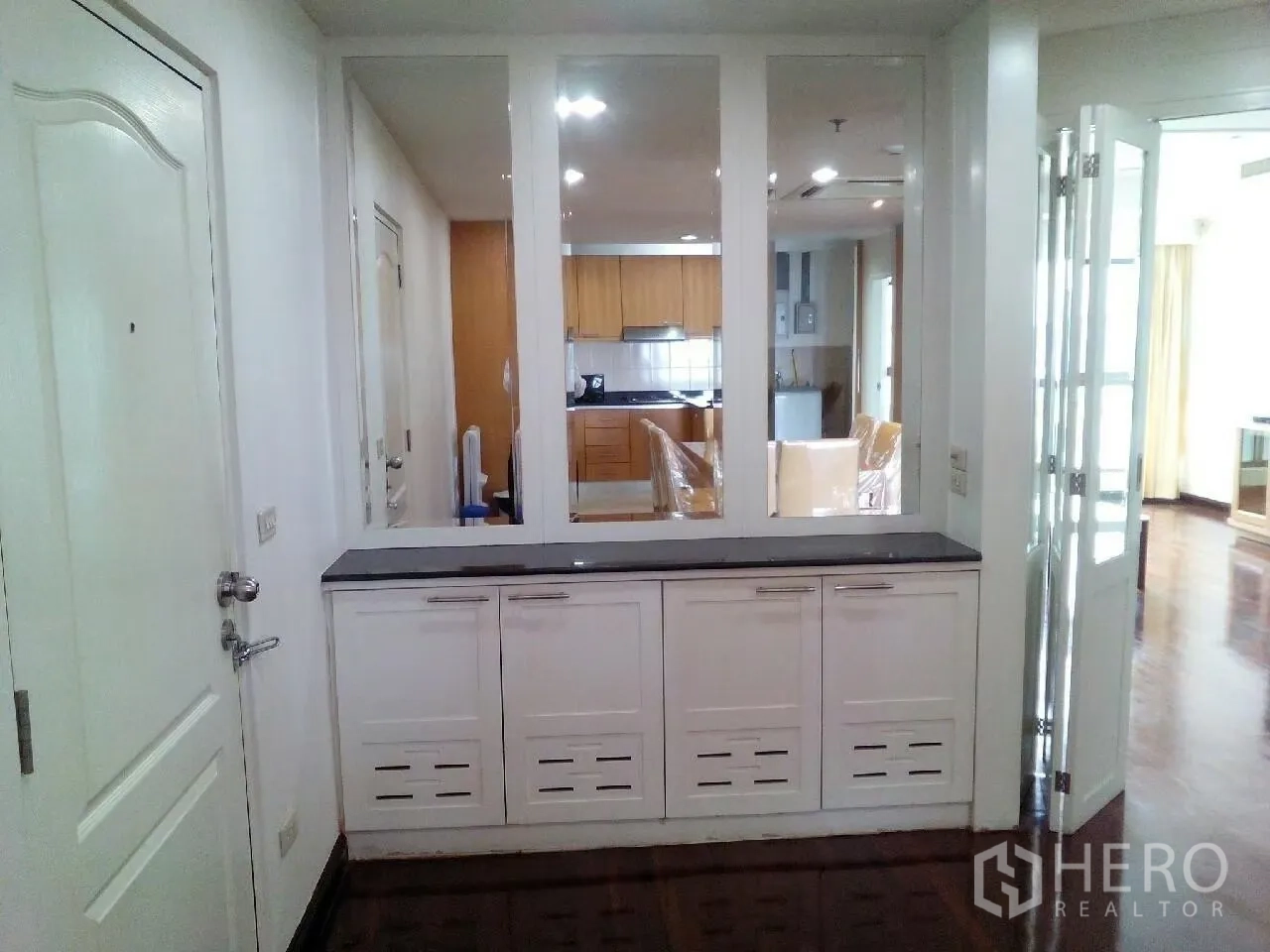 คอนโด ให้เช่าในPhaya Thai, Bangkok - โถงทางเข้าพร้อมตู้บิลท์อินสีขาวและกระจกสามบาน พื้นไม้โทนเข้ม