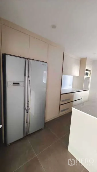 คอนโด ขาย - ครัวส่วนแพนทรี ตู้สูงบิลท์อิน พร้อมตู้เย็นสแตนเลสแบบสองประตู