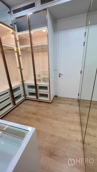 คอนโด ให้เช่าในWatthana, Bangkok - ห้องแต่งตัวกว้าง ตู้โชว์กระจกและไอส์แลนด์กลาง