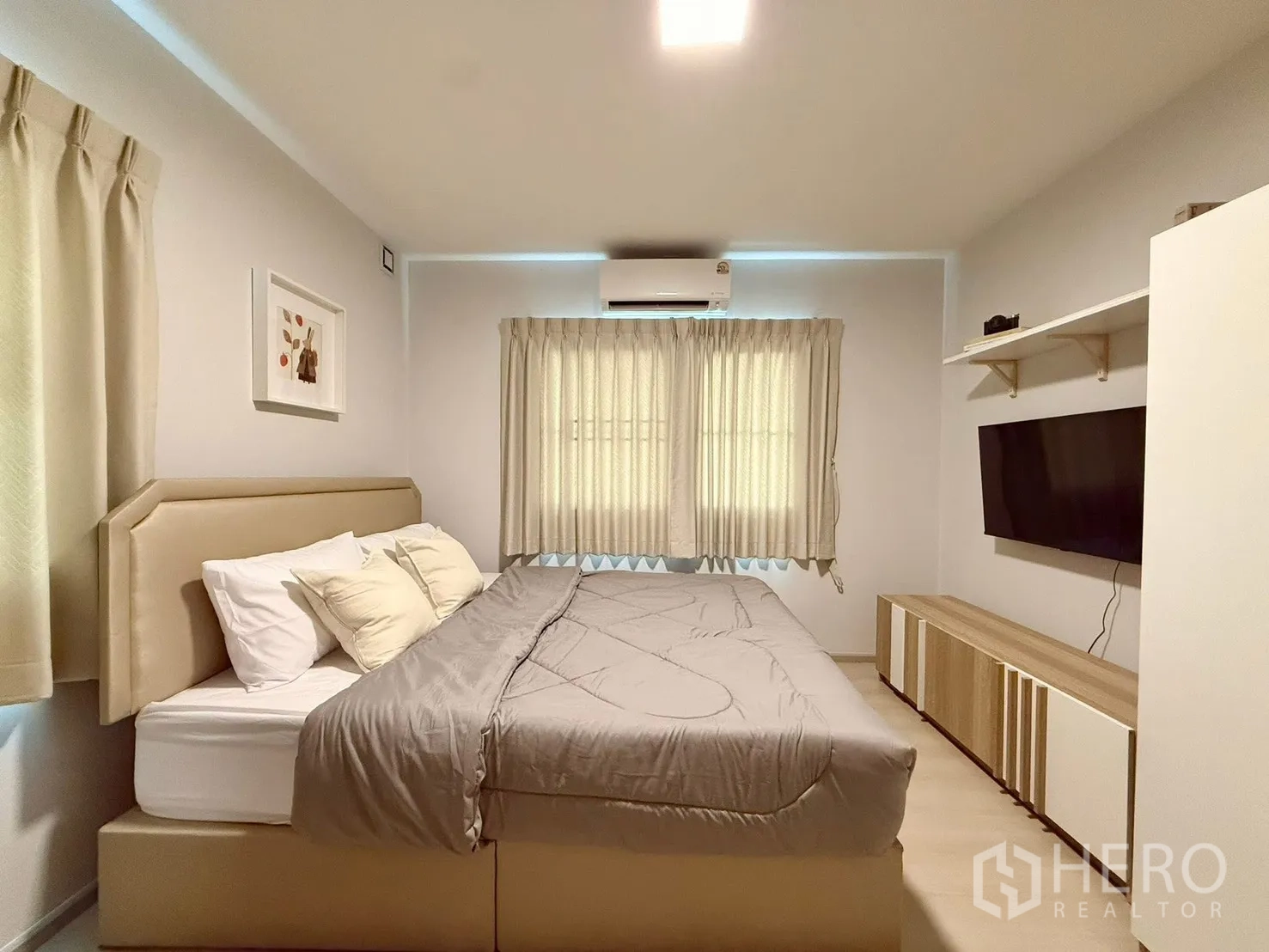 独栋房屋 for rent in Bang Phli, Samut Prakan - 卧室配空调、特大床、壁挂电视与柔和窗帘。