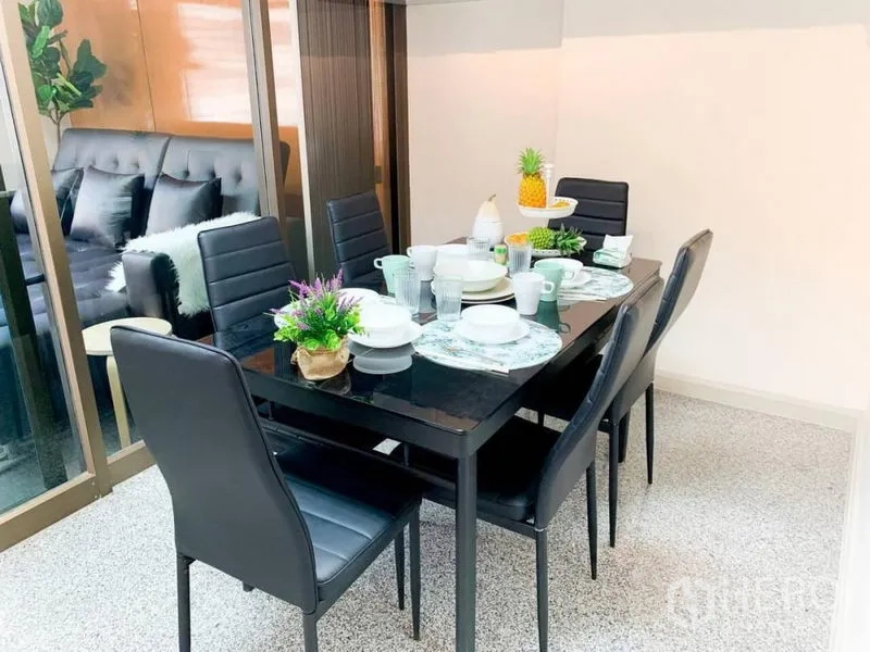 สำนักงานที่บ้าน ให้เช่าในKhlong Toei, Bangkok - มุมรับประทานอาหาร โต๊ะ 6 ที่นั่ง เก้าอี้สีดำ ข้างฉากกั้นกระจกบานเลื่อน