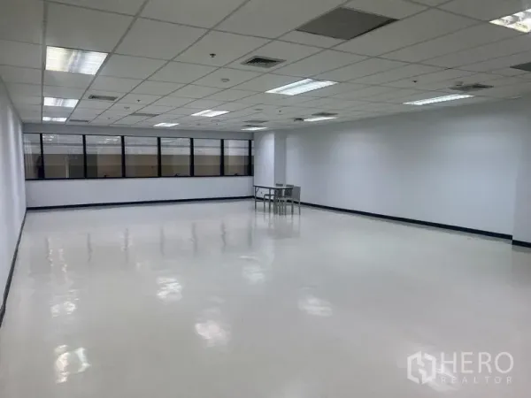 สำนักงาน ให้เช่าในWatthana, Bangkok - มุมมองกว้างของพื้นที่สำนักงานขนาดใหญ่ มีผนังหน้าต่างและโต๊ะประชุมเล็ก
