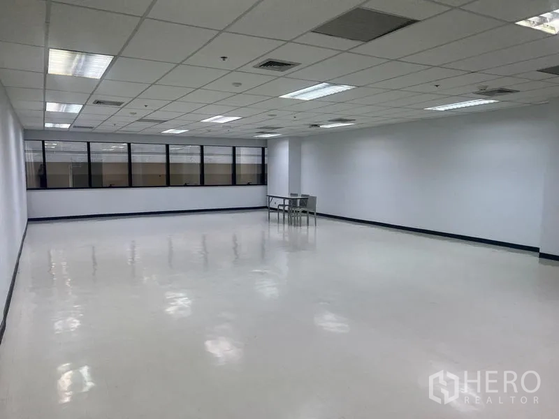 สำนักงาน ให้เช่าในWatthana, Bangkok - มุมมองกว้างของพื้นที่สำนักงานขนาดใหญ่ มีผนังหน้าต่างและโต๊ะประชุมเล็ก