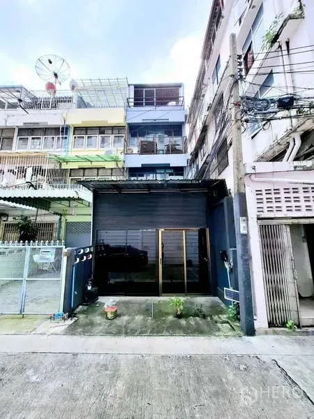 店屋 出租在Bang Rak, Bangkok - 店屋外立面，黑色店面与大玻璃门，位于安静小巷。