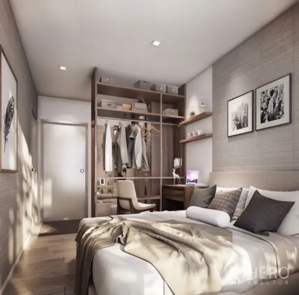 公寓 出售在Phra Khanong, Bangkok - 温馨卧室，开放式衣柜、书桌与置物架，自然采光充足。