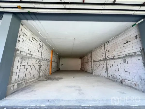 零售空间 出租 - 靠近BTS Phra Khanong的毛坯零售铺面，门面宽阔，裸砖墙与混凝土地面，吊顶外露管线，待定制装修。